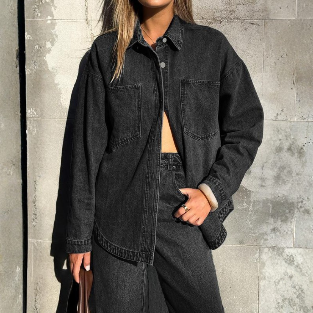 Chemise décontractée en denim avec patte de boutonnage sur le devant et deux poches pour femme