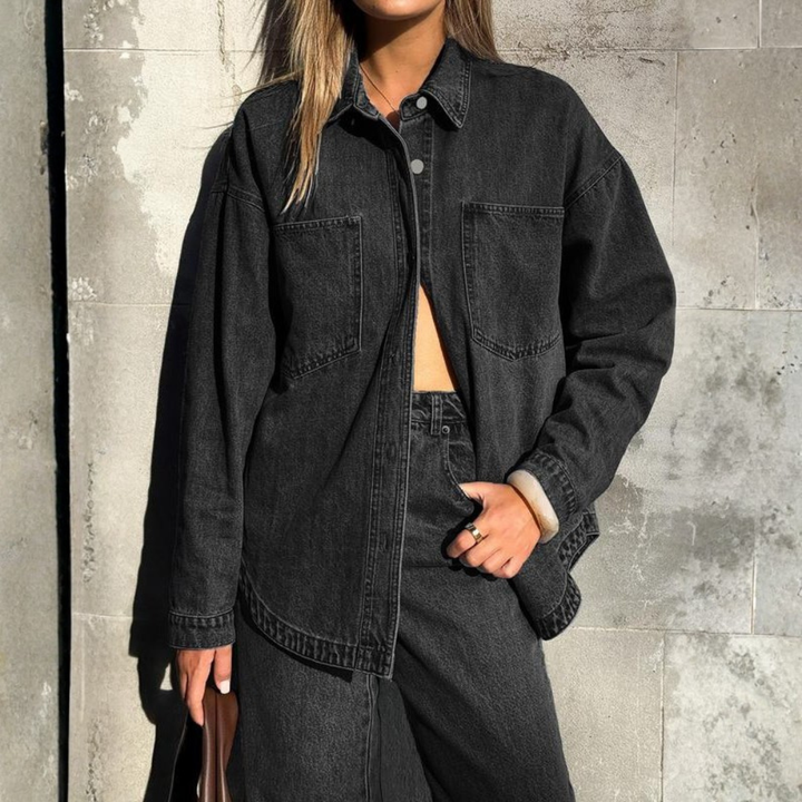 Chemise décontractée en denim avec patte de boutonnage sur le devant et deux poches pour femme