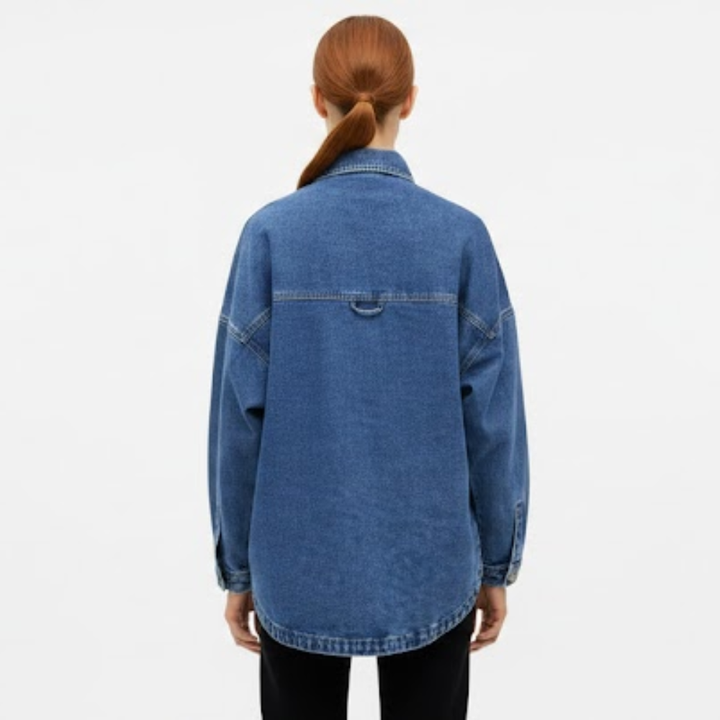 Chemise décontractée en denim avec patte de boutonnage sur le devant et deux poches pour femme