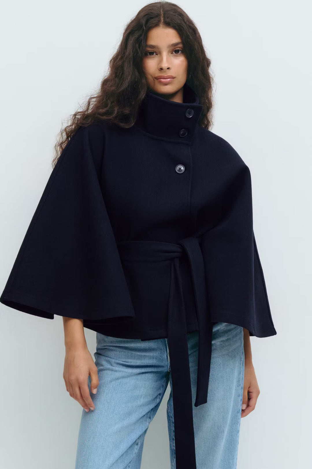 Damenjacke mit Cape-Ärmeln, hohem Kragen und Gürtel