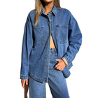 Chemise décontractée en denim avec patte de boutonnage sur le devant et deux poches pour femme