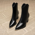 Schwarze Damenstiefelette mit spitzer Zehe, metallener Zehenkappe und Blockabsatz