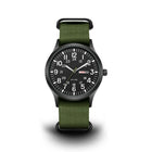 Klassische Herren-Felduhr mit Stoffarmband und Tages- sowie Datumsanzeige