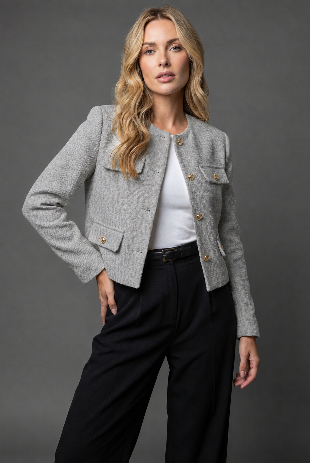 Gekürzter Tweed-Blazer mit goldenen Knöpfen und Klapptaschen