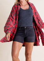 Raw Edge Übergröße Hemdjacke – Gewaschenes Flanell-Layer mit Taschen