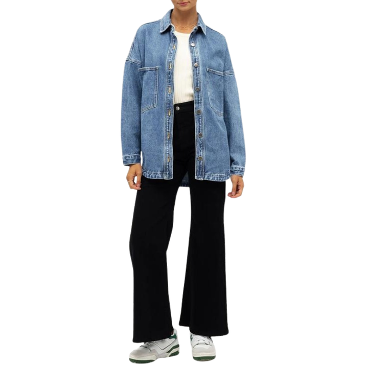 Chemise décontractée en denim avec patte de boutonnage sur le devant et deux poches pour femme