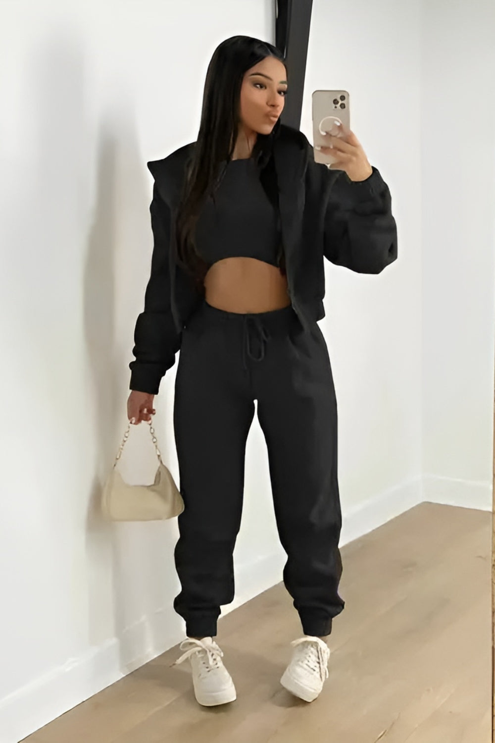 Drei-teilige Lounge-Set mit verkürztem Hoodie und Jogginghosen