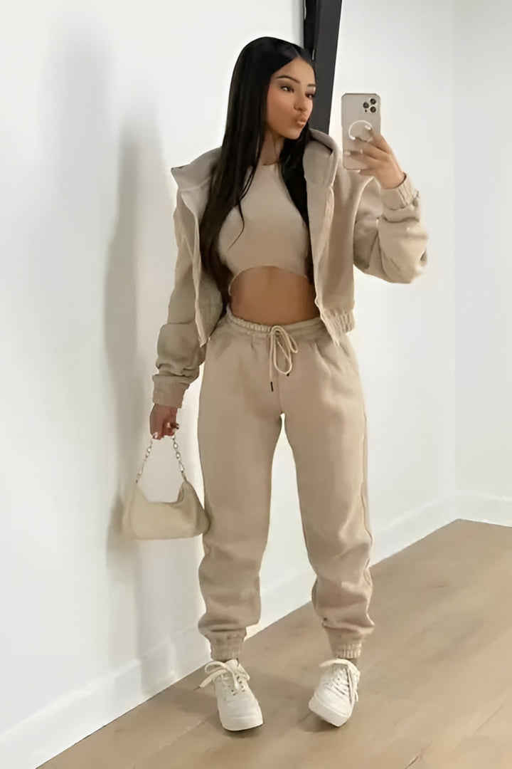 Drei-teilige Lounge-Set mit verkürztem Hoodie und Jogginghosen