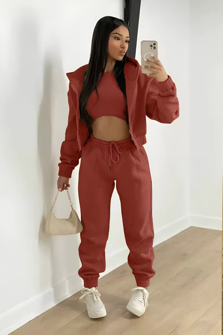 Drei-teilige Lounge-Set mit verkürztem Hoodie und Jogginghosen