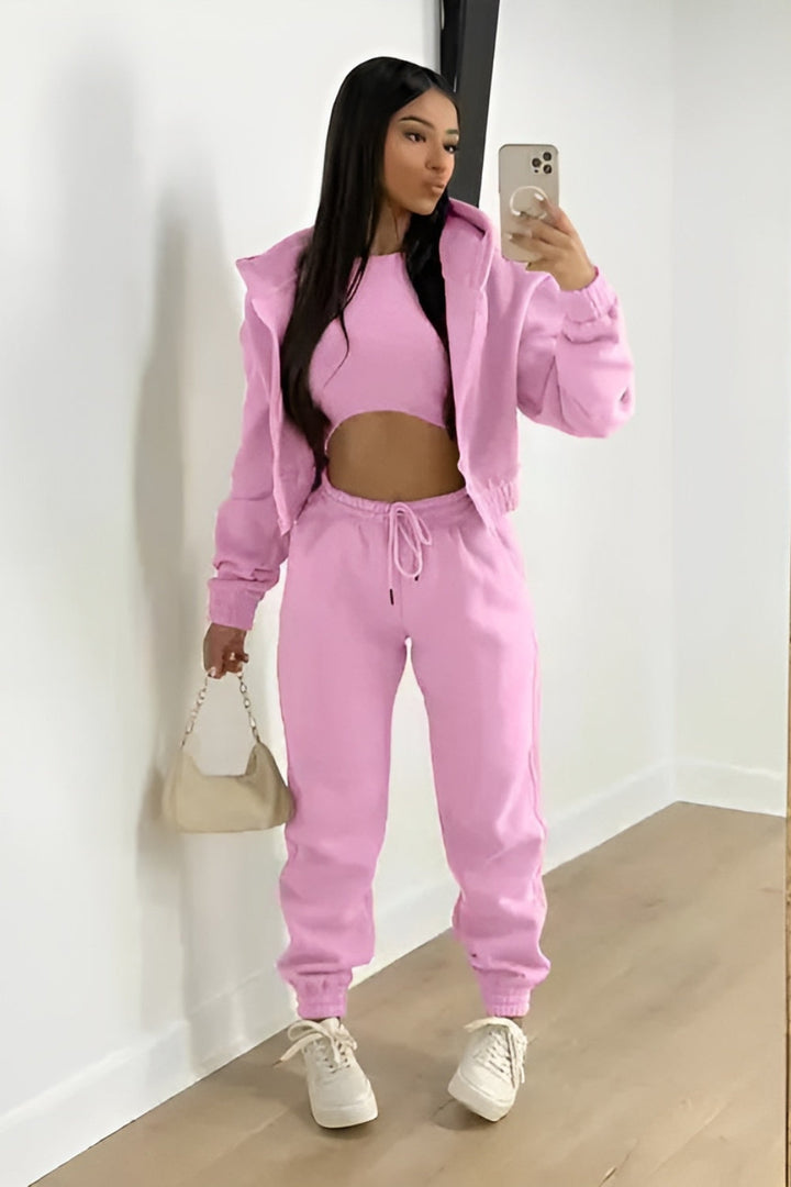 Drei-teilige Lounge-Set mit verkürztem Hoodie und Jogginghosen