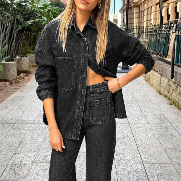 Chemise décontractée en denim avec patte de boutonnage sur le devant et deux poches pour femme