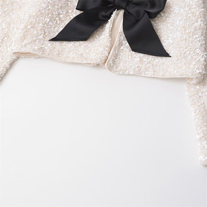 Amelia – Veste courte polyvalente ornée de nœuds et de paillettes