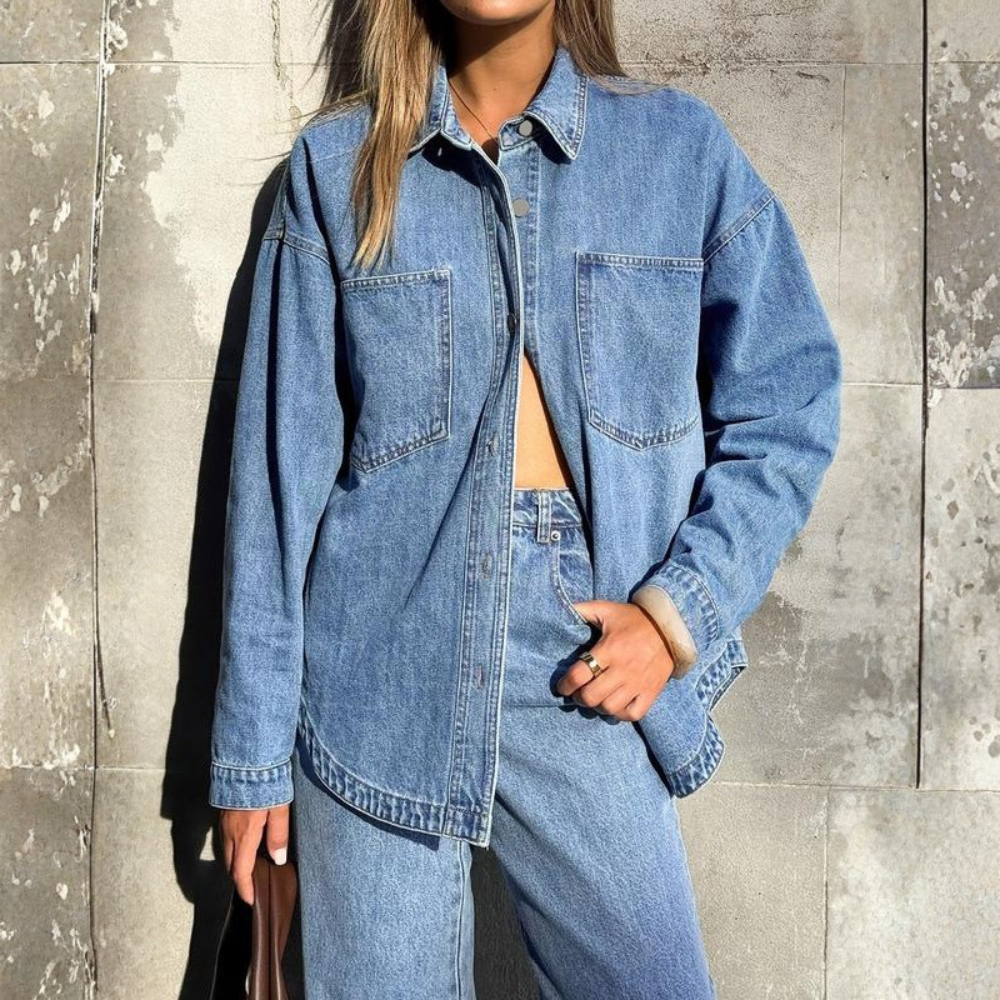 Chemise décontractée en denim avec patte de boutonnage sur le devant et deux poches pour femme