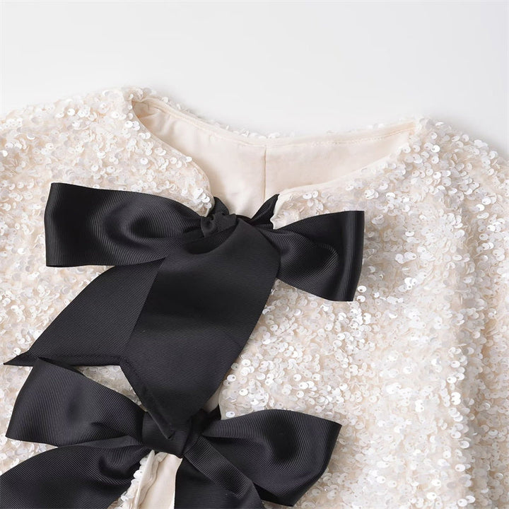 Amelia – Veste courte polyvalente ornée de nœuds et de paillettes