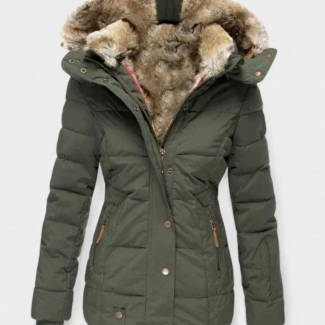 Evelyn | Damen Winterjacke aus Kunstfell mit Kapuze und Steppdesign