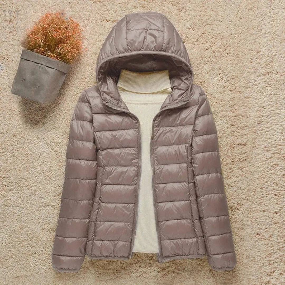 Amelia | Damen Leichte Kapuzen Steppjacke Packbare Daunenjacke