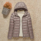 Amelia | Damen Leichte Kapuzen Steppjacke Packbare Daunenjacke