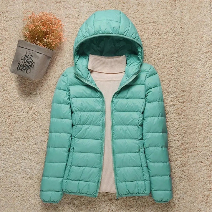 Amelia | Damen Leichte Kapuzen Steppjacke Packbare Daunenjacke