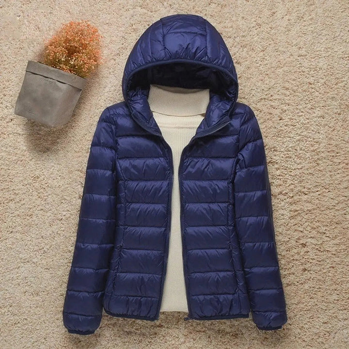 Amelia | Damen Leichte Kapuzen Steppjacke Packbare Daunenjacke