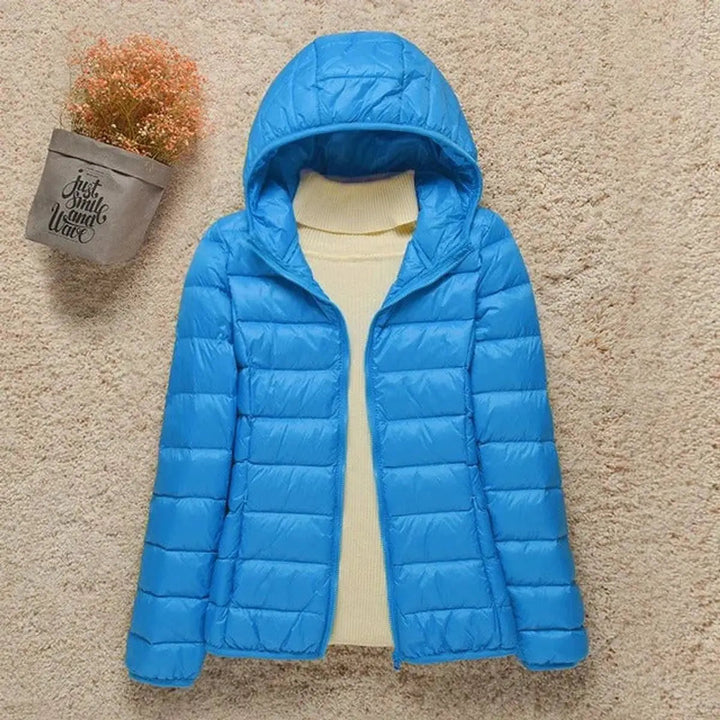 Amelia | Damen Leichte Kapuzen Steppjacke Packbare Daunenjacke