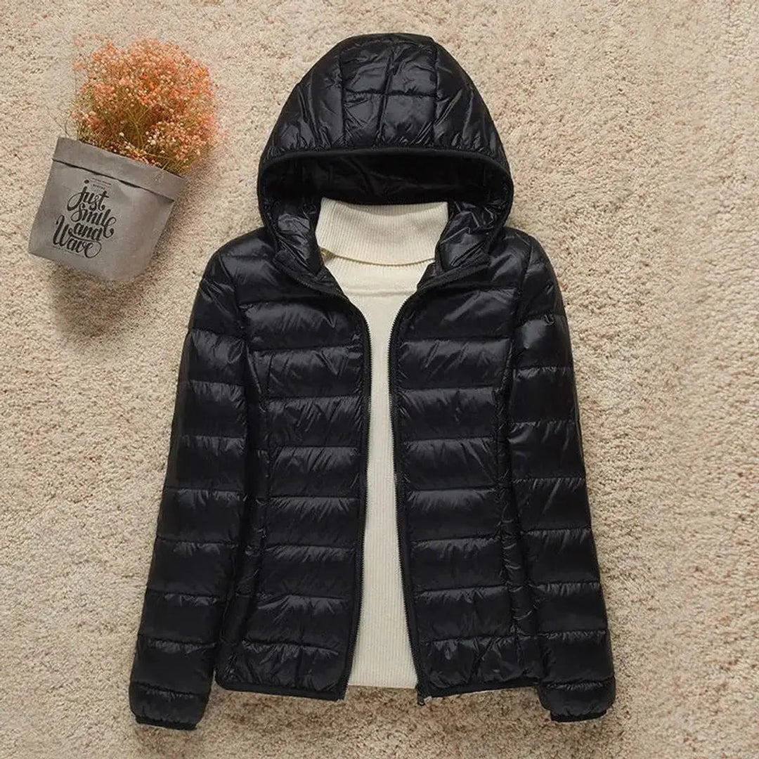 Amelia | Damen Leichte Kapuzen Steppjacke Packbare Daunenjacke