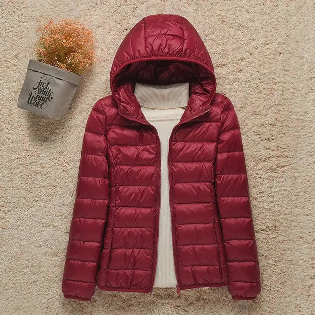 Amelia | Damen Leichte Kapuzen Steppjacke Packbare Daunenjacke