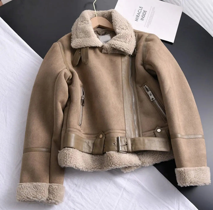 Amelia | Damen-Motorradjacke aus Wildleder mit Schaffellfutter und Gürtel